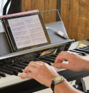 Casio digitális zongorát kapott három népszerű magyar zenekar