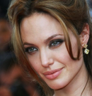 Angelina Jolie nagyon aggódik Brad Pitt új barátnője miatt