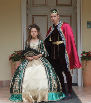 Reneszánsz és barokk ruhákban mérték össze szépségüket a gyerekek