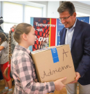 Tíz év alatt 12.000 tanszercsomag adomány rászoruló gyermekeknek
