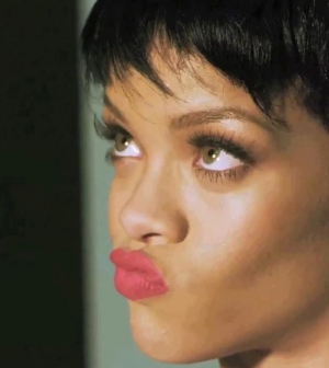 Rihanna mullet frizurával sokkol!