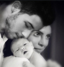 Megszületett Nick Jonas és Priyanka Chopra első gyermeke, béranya hordta ki!