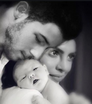Megszületett Nick Jonas és Priyanka Chopra első gyermeke, béranya hordta ki!