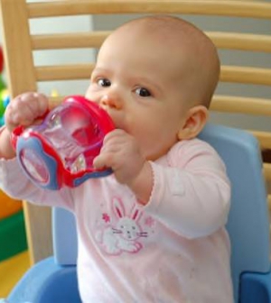 Cumi vagy pohár? – Miből igyon a tipegő gyermekünk italt?