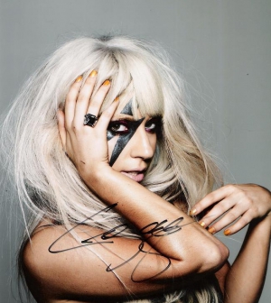 Mi derül ki Lady Gaga kézírásából?