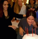 Salma Hayek Angelina Jolie-val szülinapozott, az arca egy tortában landolt