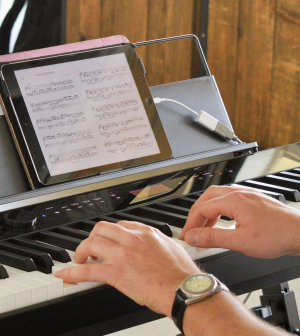Casio digitális zongorát kapott három népszerű magyar zenekar