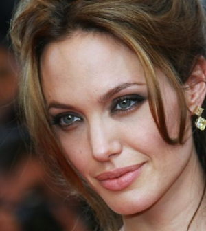 Angelina Jolie nagyon aggódik Brad Pitt új barátnője miatt