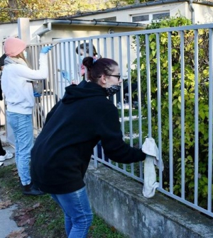 Önkéntesek festették a kecskeméti Pöttömke Bölcsőde kerítését
