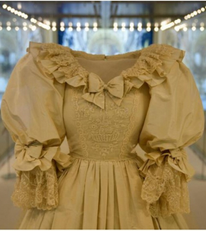Kiállították Diana hercegnő menyasszonyi ruháját a Kensington-palotában