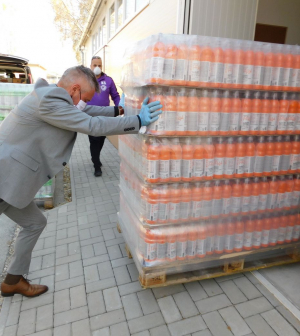54 000 palack vitaminitalt adományoztak