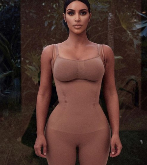 Kritizálták Kim Kardashian alakformáló fehérneműjének méretezését