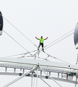 Forgó óriáskeréken sétált Nik Wallenda