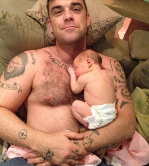 Robbie Williams poénosan igyekezett segédkezni a szülésben