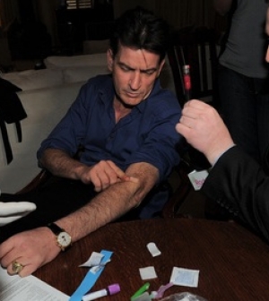 Charlie Sheen bejelentette, hogy HIV-fertőzött