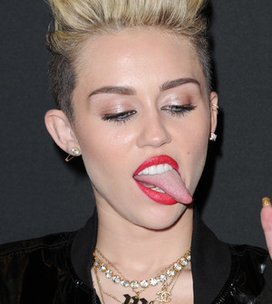 Miley Cyrus "pénisszel" az orrán koncertezett