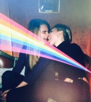 Miley Cyrus leszbikus csókja