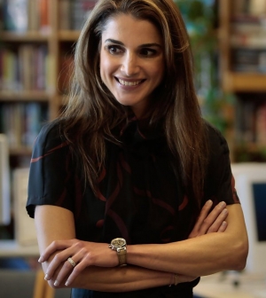 Két kézzel szórja a pénzt a Rania, a jordán király felesége
