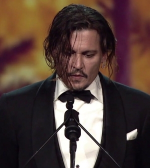 Johnny Depp teljesen lezüllött
